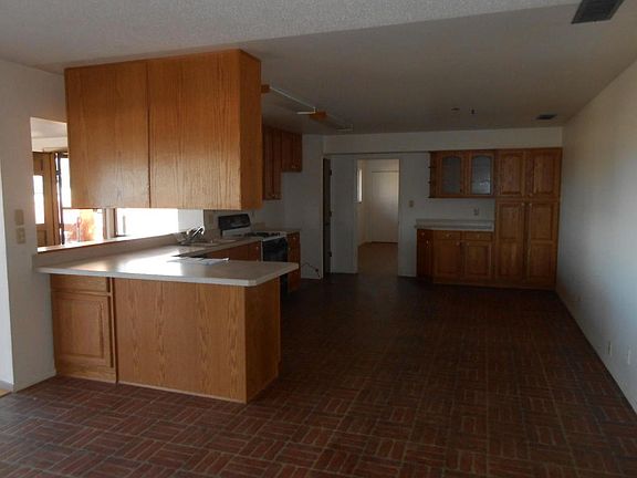 4th image of 462 Goddard Ct