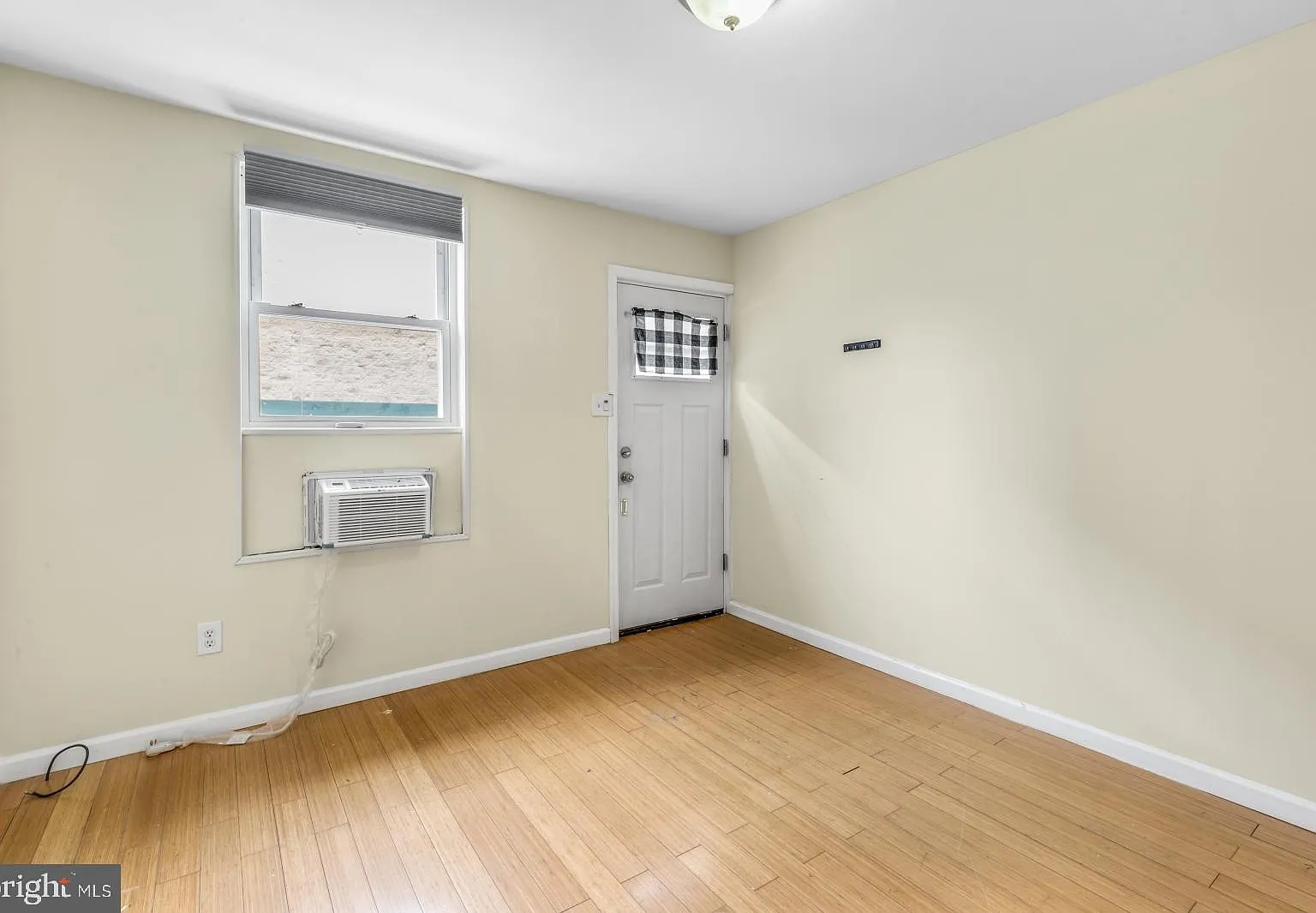2 bed, 1.0 bath, 741 sqft, $1,395 — Photo 3