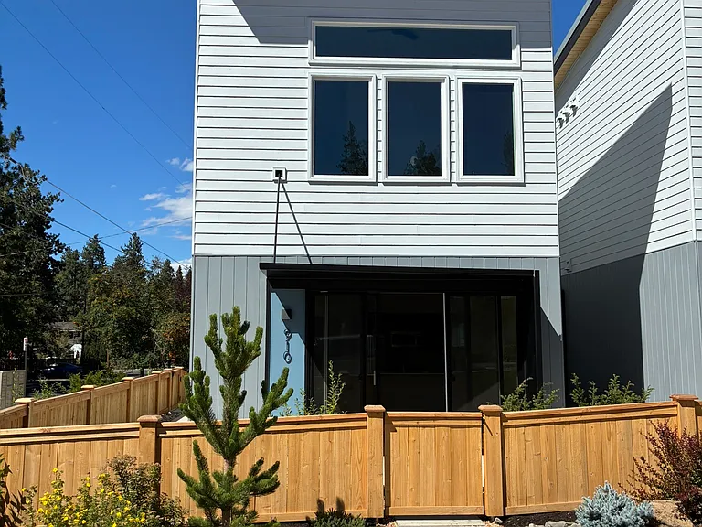 910 NE Norton Ave #1 — Photo 1