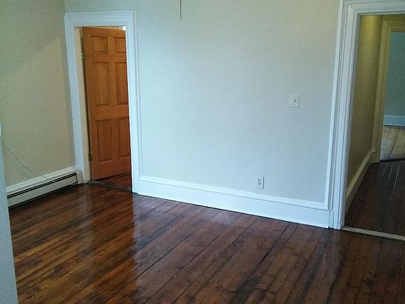 4th image of 131 Doyle Ave #2