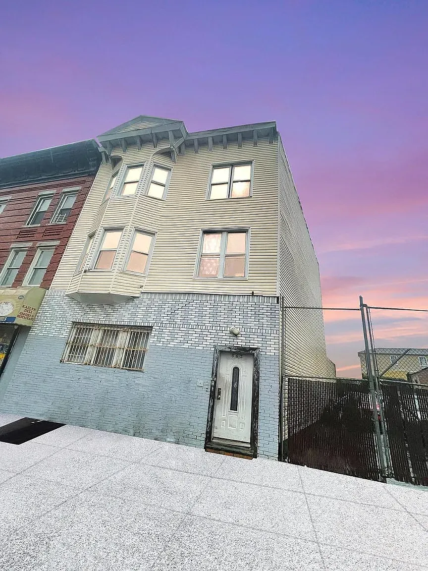 3 bed, 1000 sqft, $2,000 — Photo 1