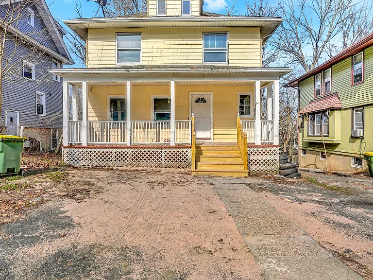 341 Lincoln St — Photo 2