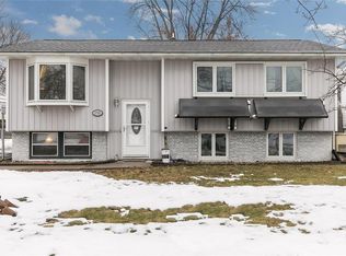 3700 Spruce Wood Dr NE, Cedar Rapids, IA 52402