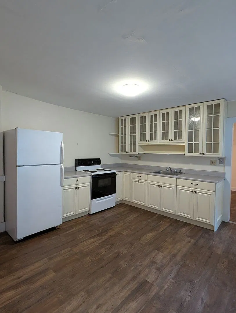 21 Clark St (1 -5) — Photo 2