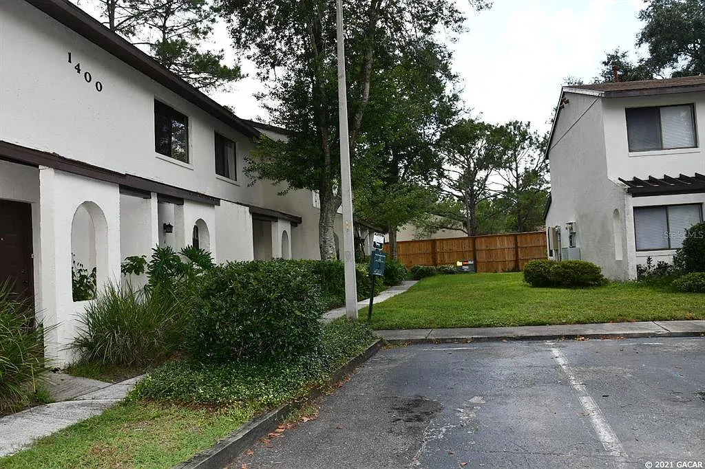 2 bed, 1.5 bath, 900 sqft, $1,350 — Photo 2