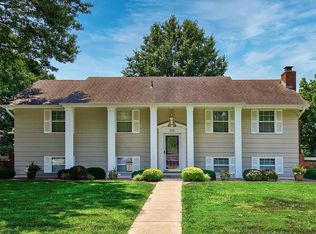 319 NE Colonial Ct, Lees Summit, MO 64064