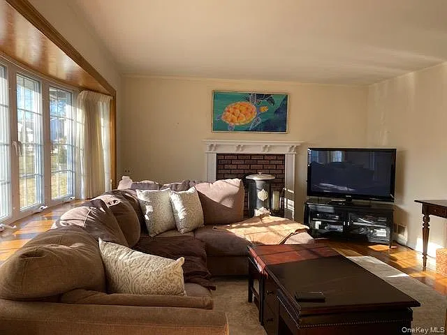 3 bed, 1.0 bath, 1164 sqft, $3,950 — Photo 2