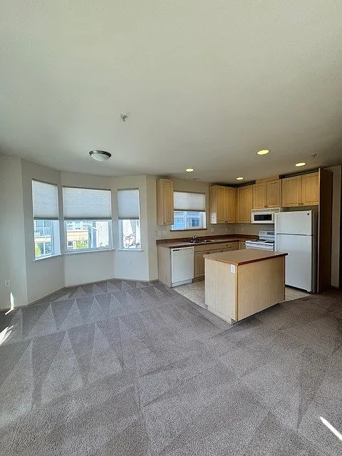 Building Photo - 1409 Queen Anne Ave N #401