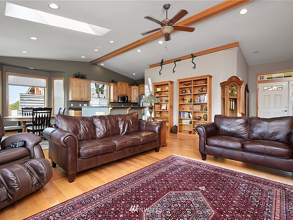4th image of 744 Sandstone Ln