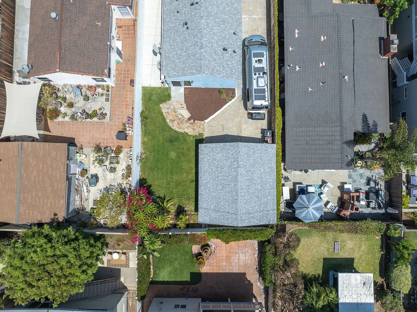 Charming Beach Bungalow | Huge Yard & Prime Location! — Photo 4