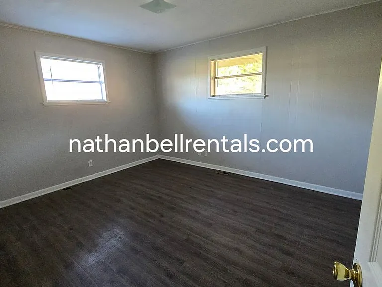1295 E Houston St — Photo 12
