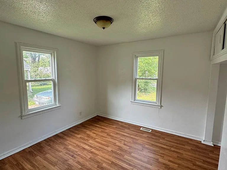 704 S Forest Ave — Photo 10