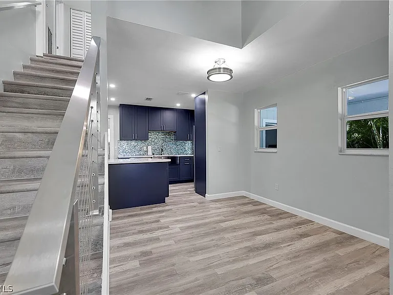 958 Indiana Ave — Photo 13