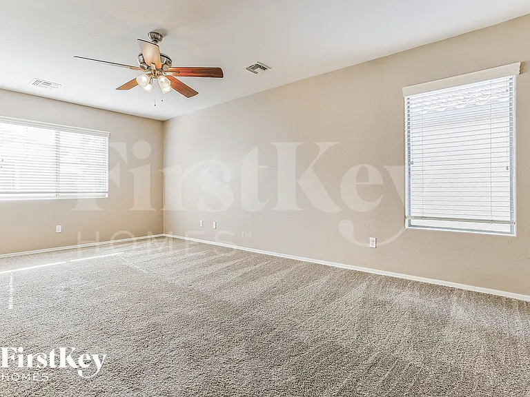 127 E Catclaw St — Photo 7