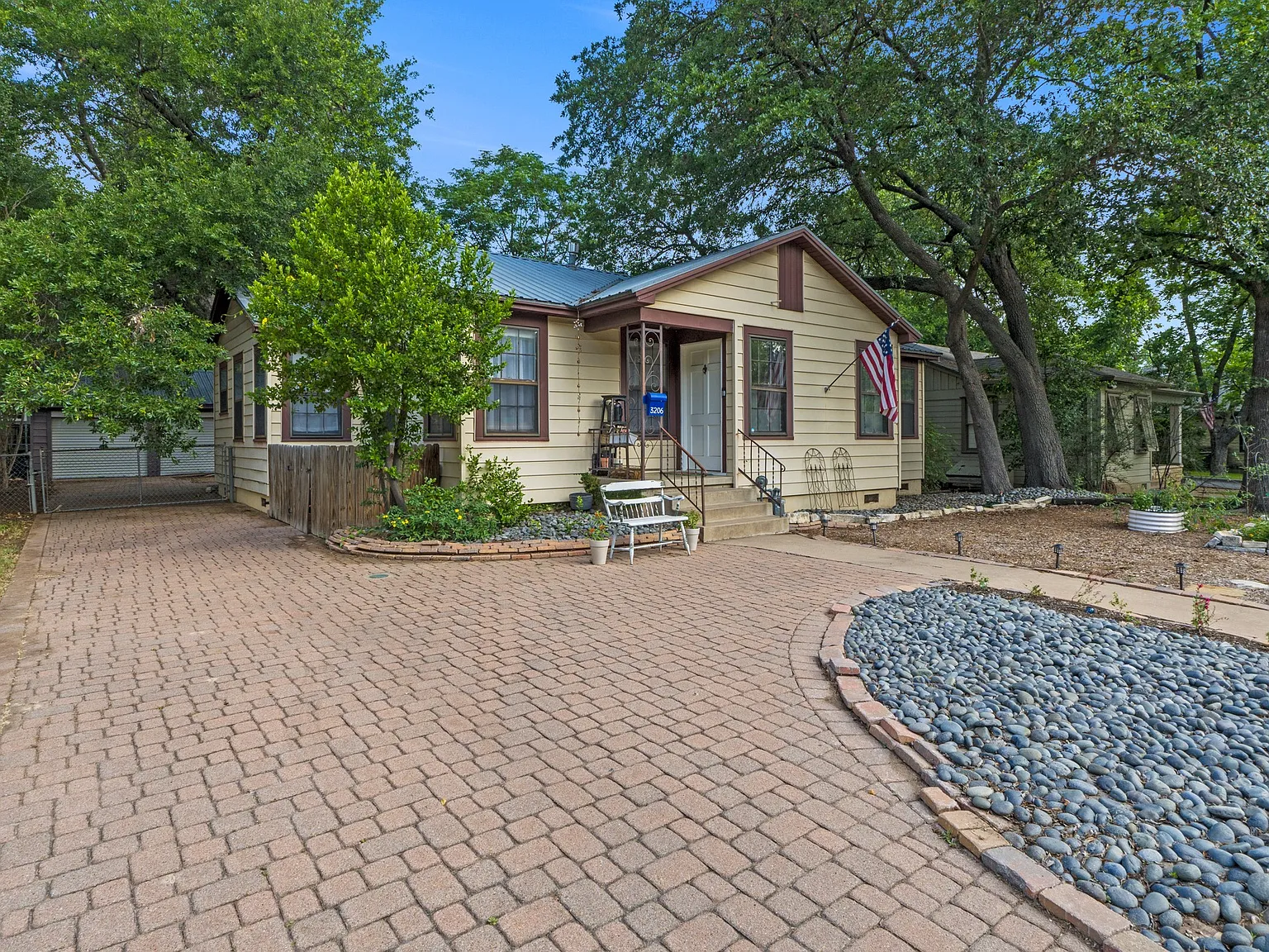 3 bed, 1330 sqft, $3,895 — Photo 4
