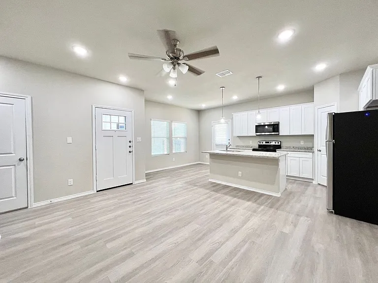 3501 NW Renfro St #204 — Photo 8