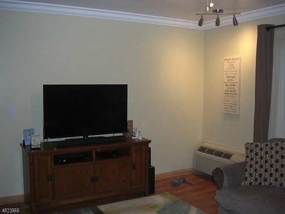 4th image of 46 Bolton Ct Unit 46