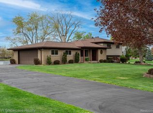 9145 Sandy Ridge Dr, White Lake, MI 48386