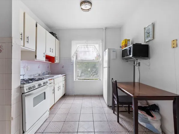 560 East 189th Street image 3 of 14