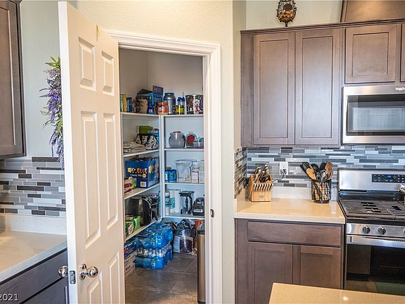 4th image of 1010 W Huckburn Ave