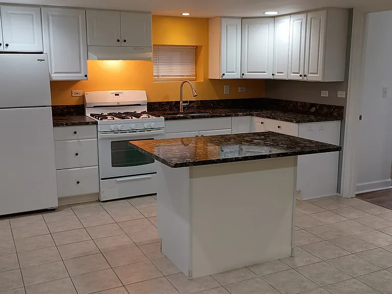 5120 Greenwood St — Photo 2