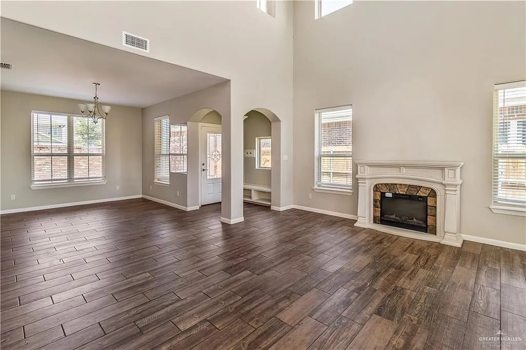 4 bed, 2.5 bath, 2181 sqft, $2,600 — Photo 3
