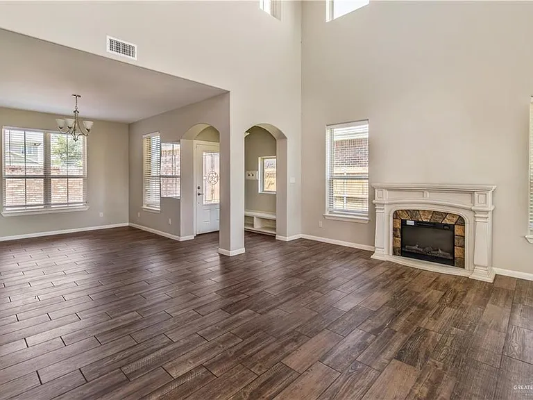 5217 Lost Creek Ln — Photo 3