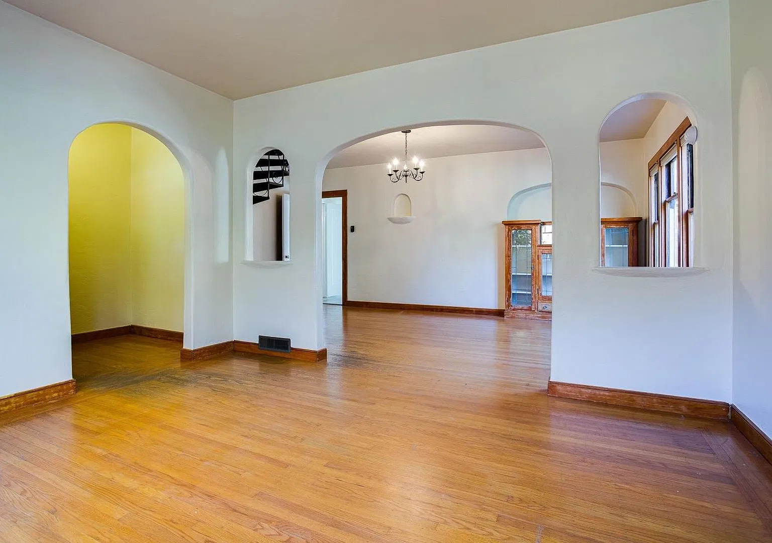 T st Home — Photo 2