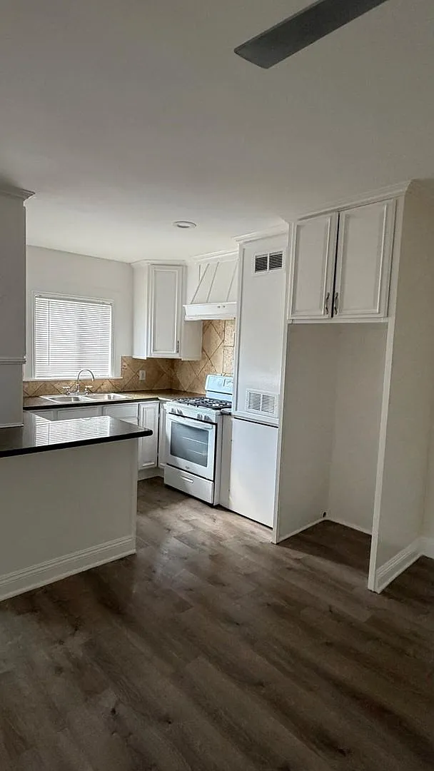 7305 Kester, Van Nuys — Photo 2