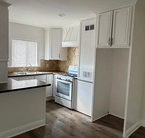 7305 Kester Ave — Photo 2