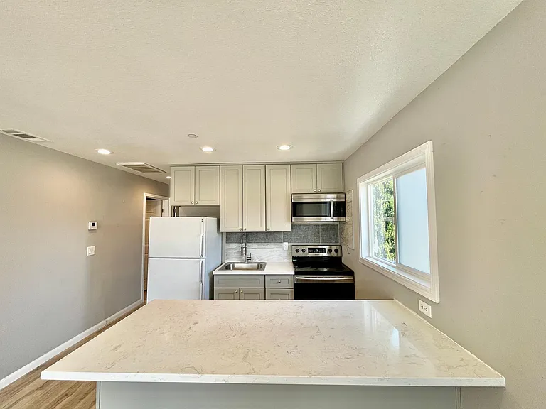 Poplar Ave — Photo 10