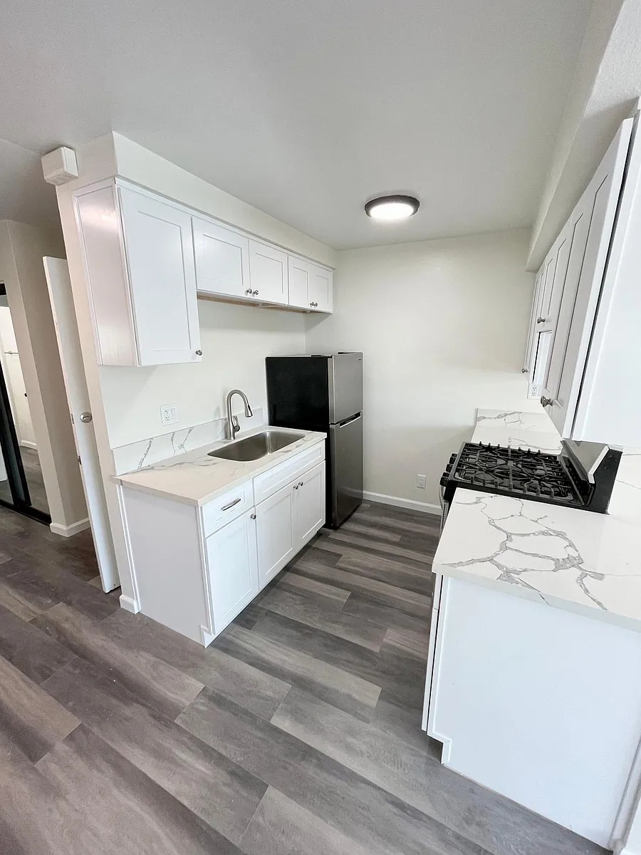Building Photo - 2553 Chicago St #16