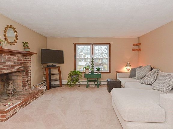 3rd image of 32 Chapel Hill Dr
