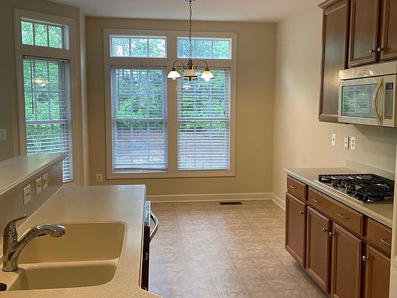 5th image of 1036 Hotchkiss Pl