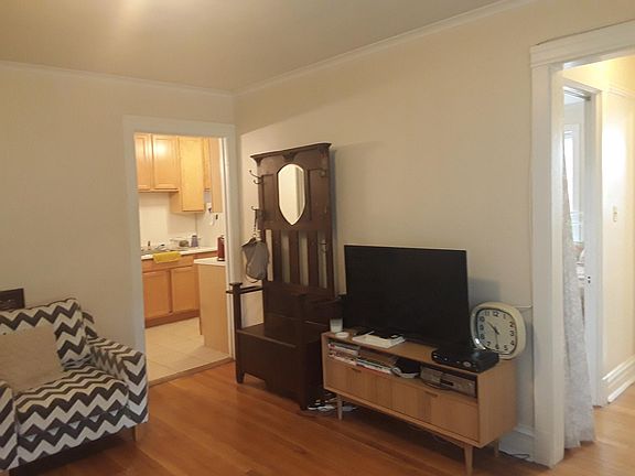 3rd image of 2621 W Gunnison St APT 1N