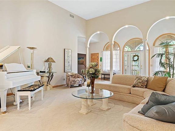 5th image of 40 White Oak Ct