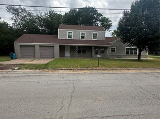 701 Hulme St, Bowie, TX 76230