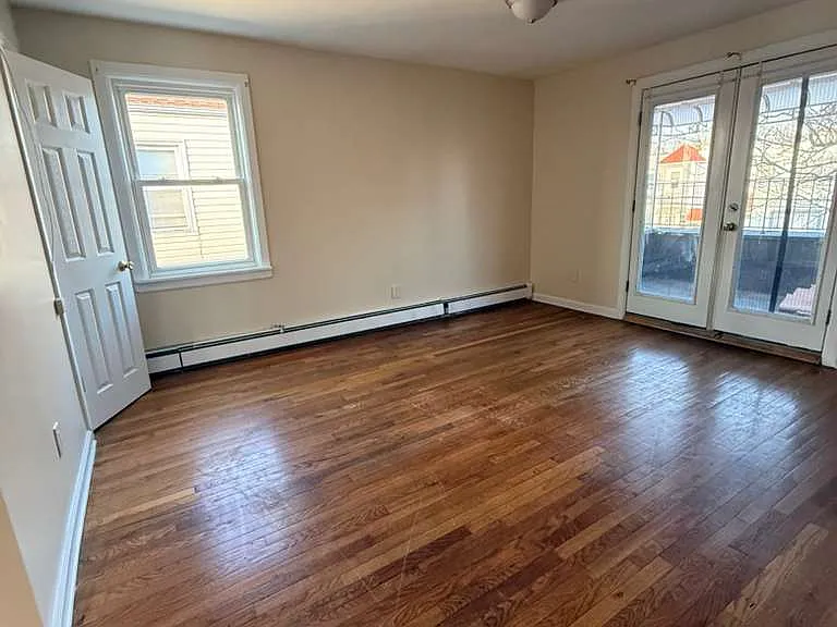 14-18 Gipson St #2 — Photo 4