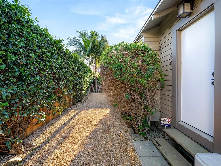 617 De La Vina St — Photo 38