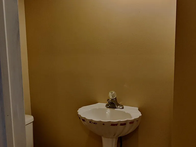 4-1 Eastman Ter #4 — Photo 10