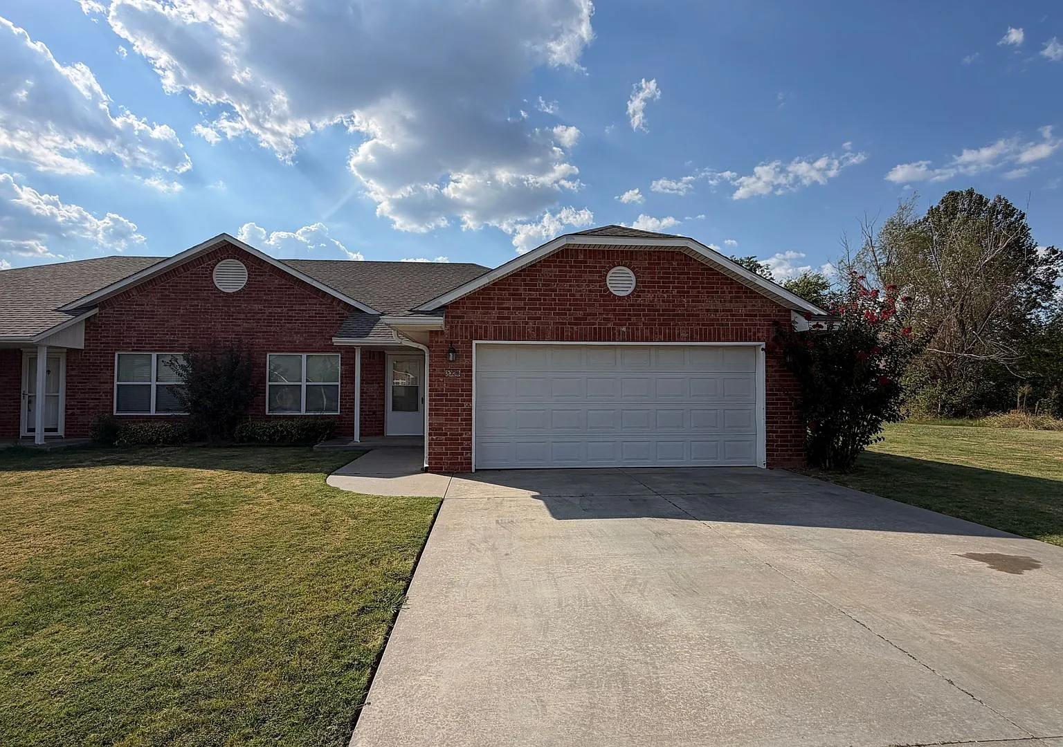 Charming 3 Bedroom, 2 Bathroom Duplex on Cul-de-Sac in Shawnee! — Photo 1