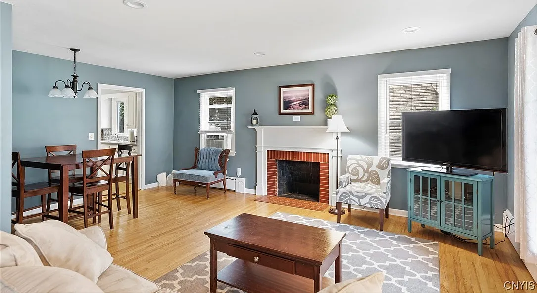 3 bed, 1.0 bath, 1308 sqft, $2,500 — Photo 4