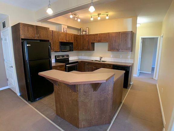 2nd image of 105 Fontaine Cres #103