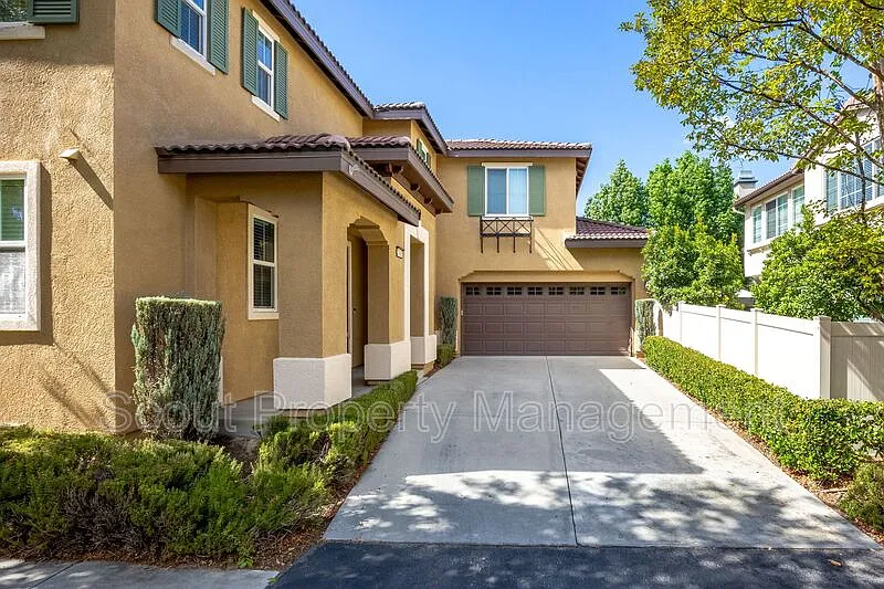 4 bed, 3.0 bath, 2304 sqft, $3,500 — Photo 2