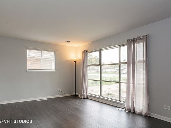 3rd image of 1375 Burnham Ave
