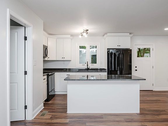 4th image of 605 Mountain Dr
