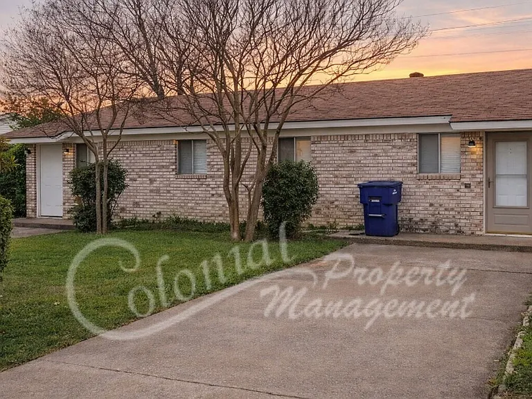 504 Sunset Ln — Photo 1