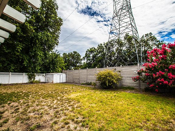 3rd image of 3698 Vinewood Dr