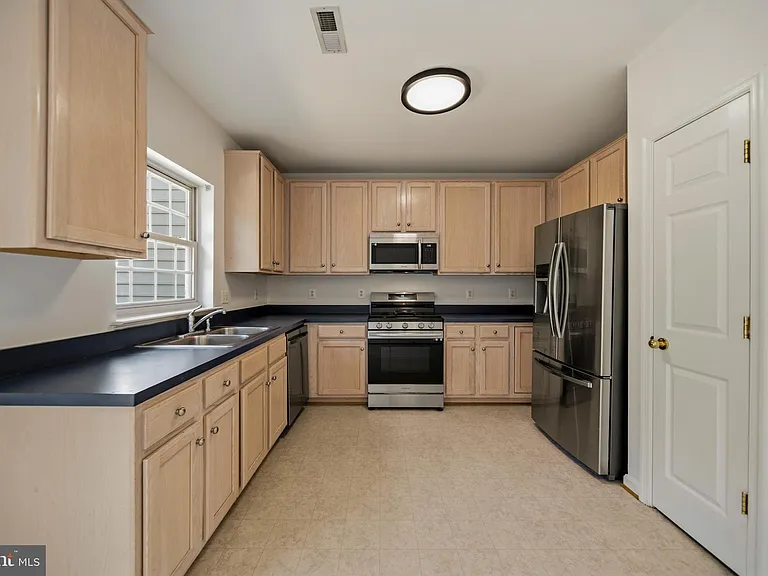 25251 Dunvegan Sq — Photo 10