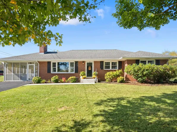 2042 Twin Oaks Ave, Pulaski, VA 24301